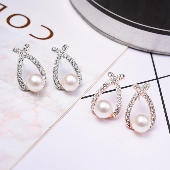 NEW!💙💎SILVERY!💍BEAUTIFUL PEARL LOOK💍STUDS!💎💙 - Picture 4 of 8